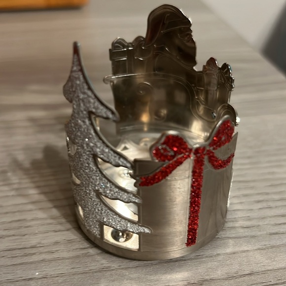 *Discontinued* Bath and Body works 1.3oz Christmas Candle and holder - Picture 4 of 5